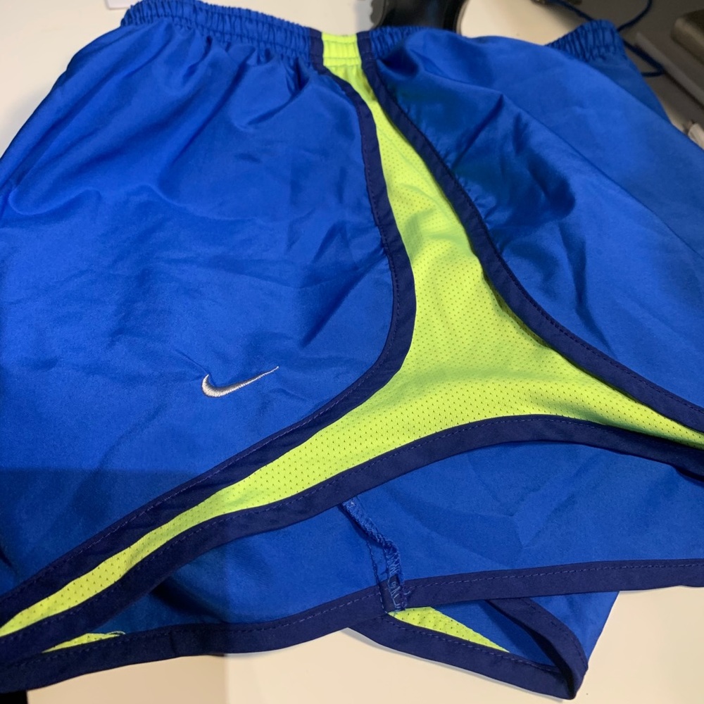 Nike Women’s Tempo Short - Size L